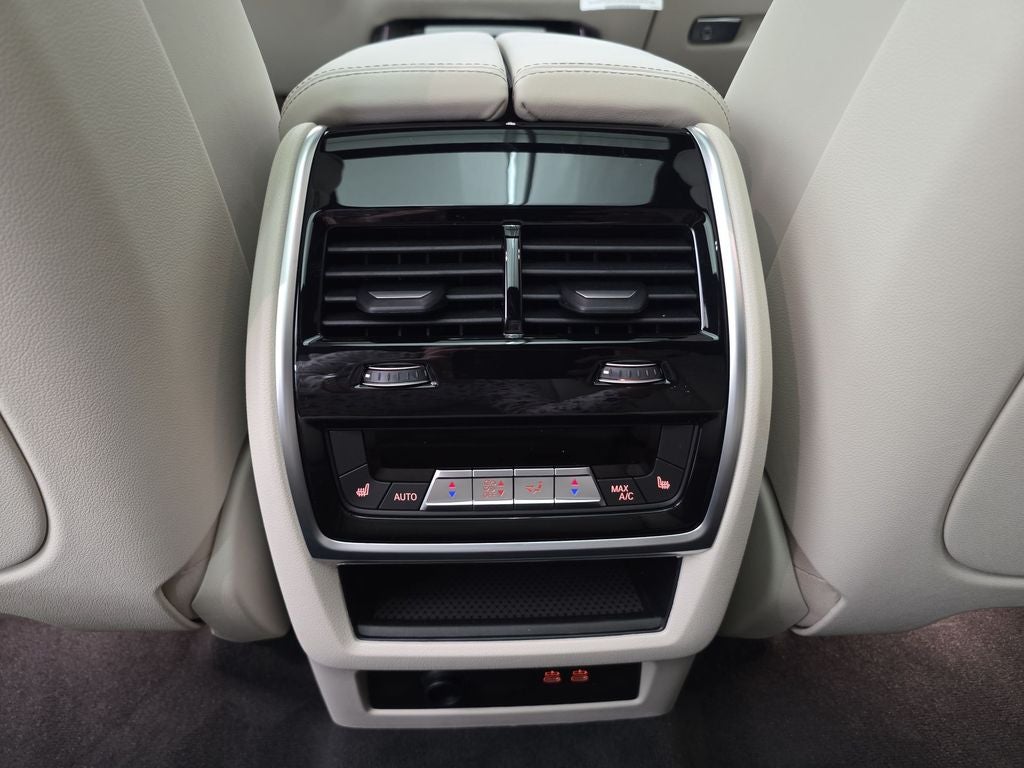 2027 BMW X7 M60i