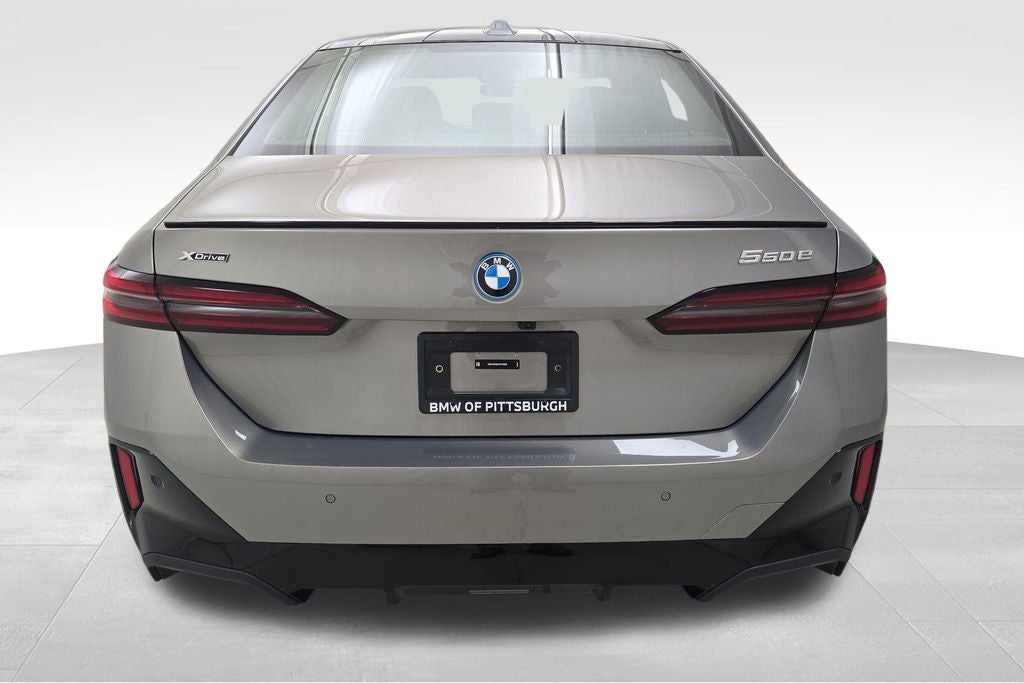 2027 BMW 550e 550e xDrive