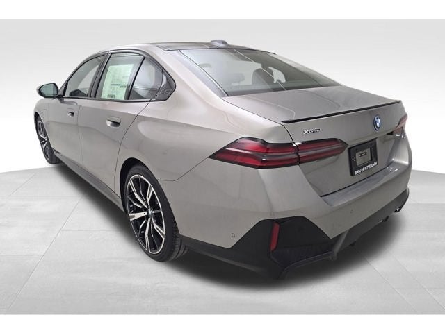 2027 BMW 550e 550e xDrive
