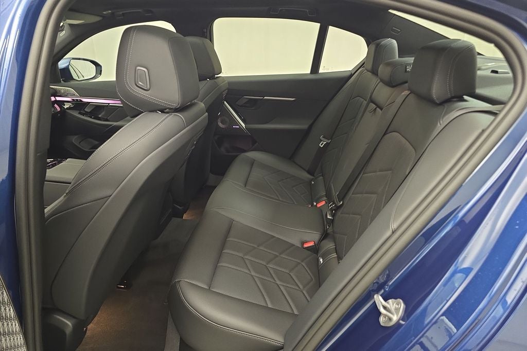 2027 BMW 550e 550e xDrive
